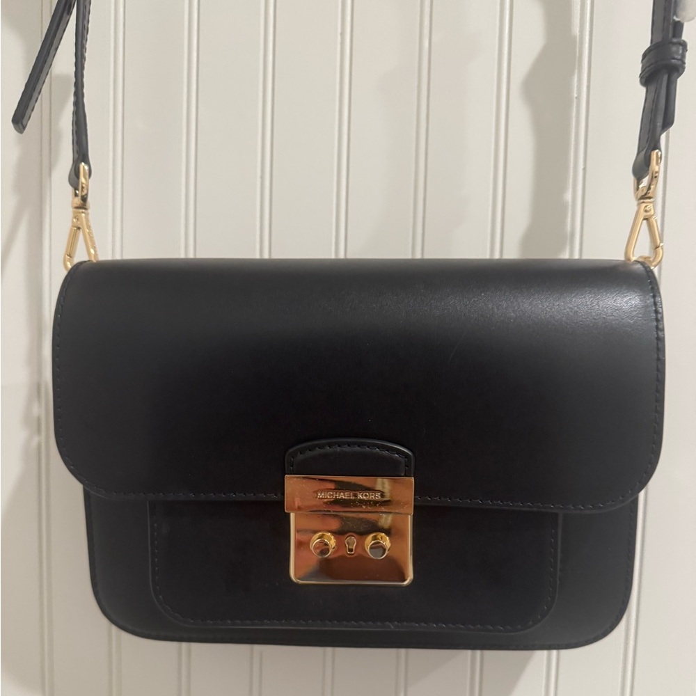Michael Kors Elegant Black Leather Crossbody Bag - Picture 2 of 3